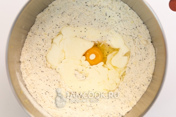 Добавить яйцо и сливки