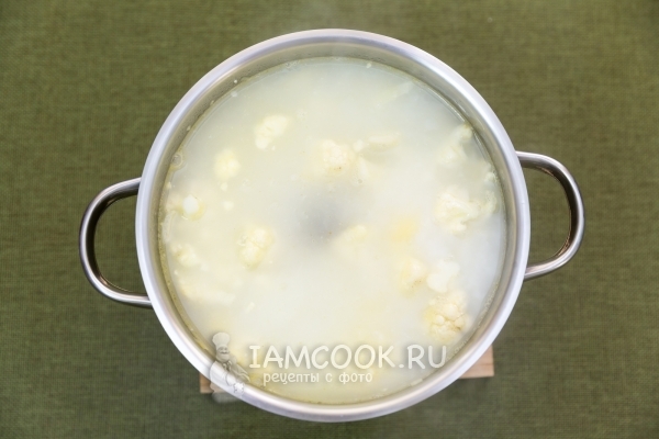 Влить бульон и молоко