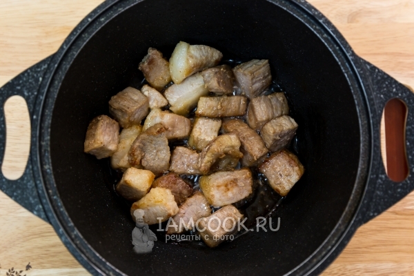 Обжарить мясо