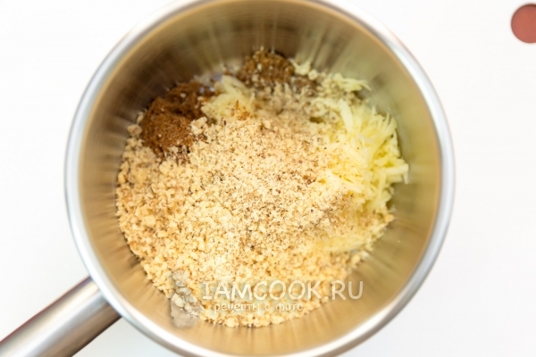 Соединить орехи, сахар и яблоко