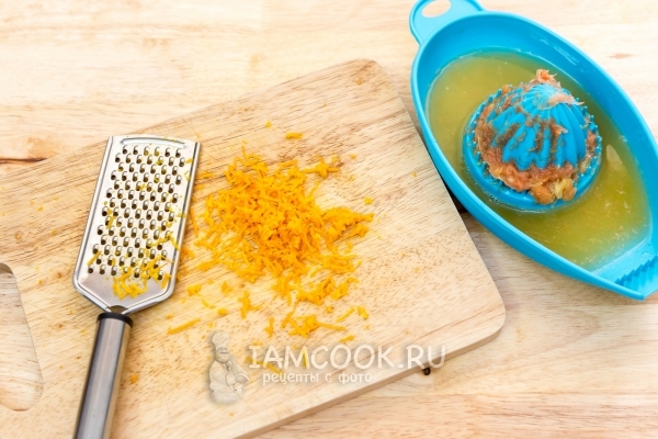 Выжать сок и натереть цедру апельсина