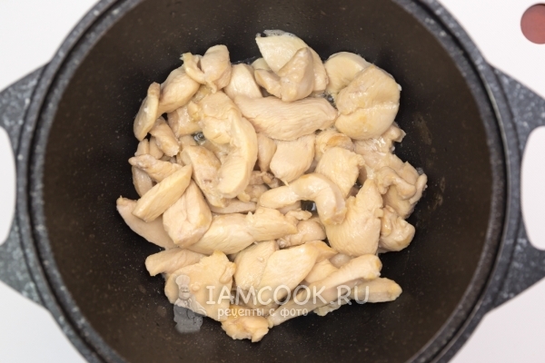 Обжарить куриное филе