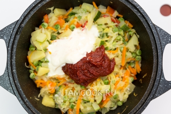 Добавить томатную пасту и сметану