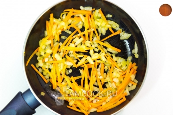 Обжарить лук с морковью