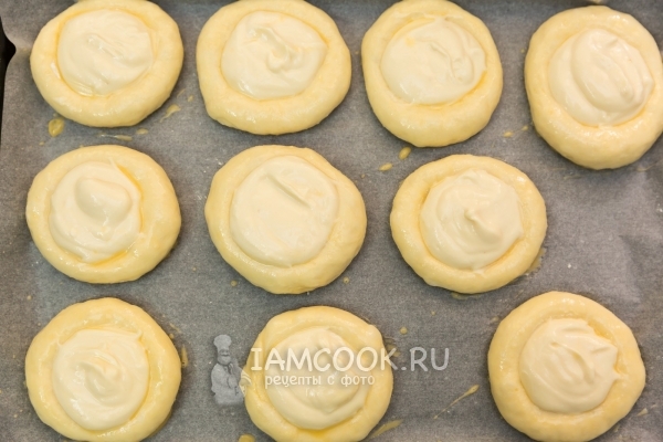 Положить на тесто начинку