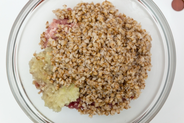 Соединить фарш, гречку, лук и чеснок