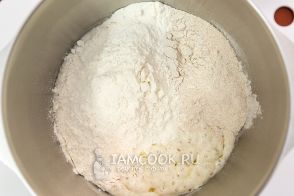 Добавить муку, масло и соль