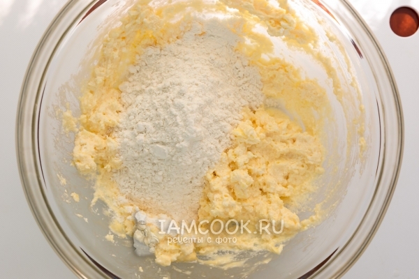 Всыпать сахар и муку