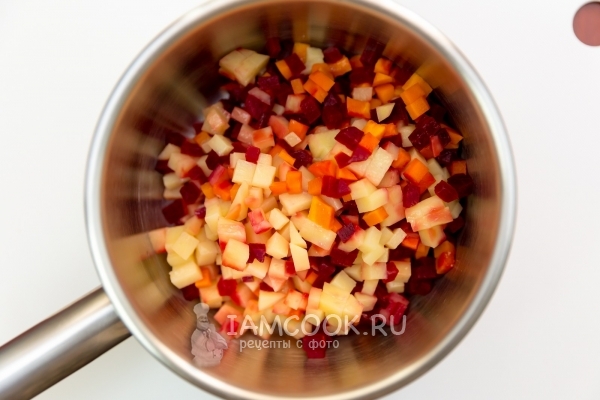 Положить овощи в кастрюлю