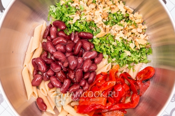 Соединить ингредиенты для салата