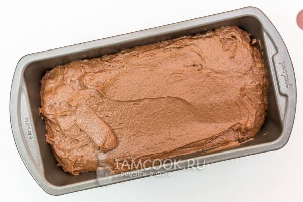 Положить тесто в форму