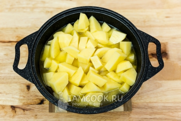 Добавить картофель и воду