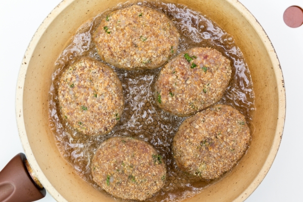 Пожарить котлеты