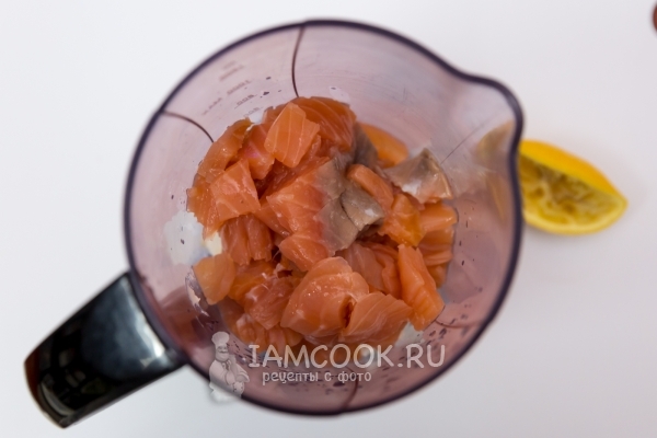 Соединить в блендере рыбу и сок лимона