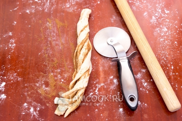 Свернуть тесто в жгут