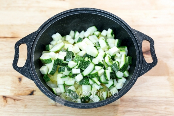 Положить кабачок