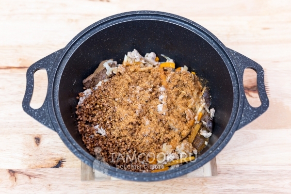 Добавить гречку, соль и перец