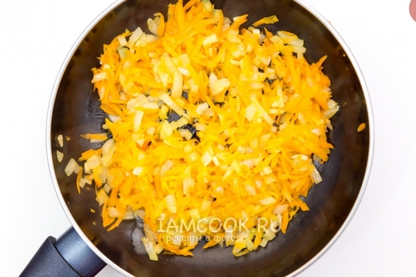 Обжарить лук с морковью