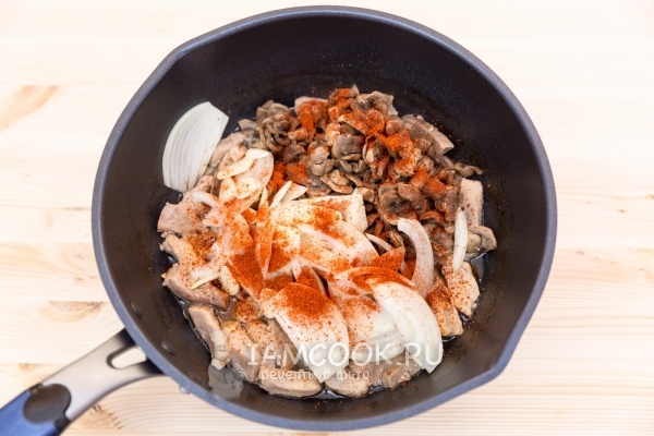 Добавить лук, чеснок, грибы и паприку