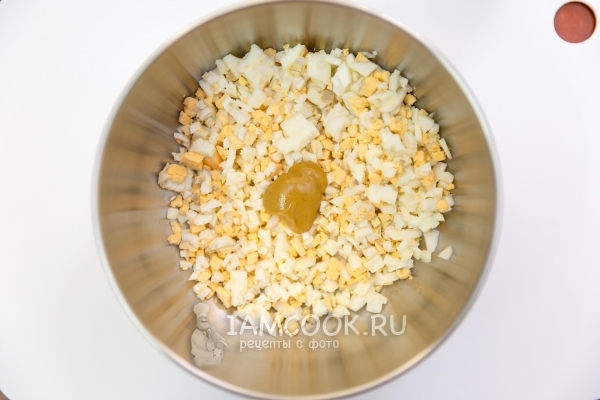 Положить к яйцам горчицу