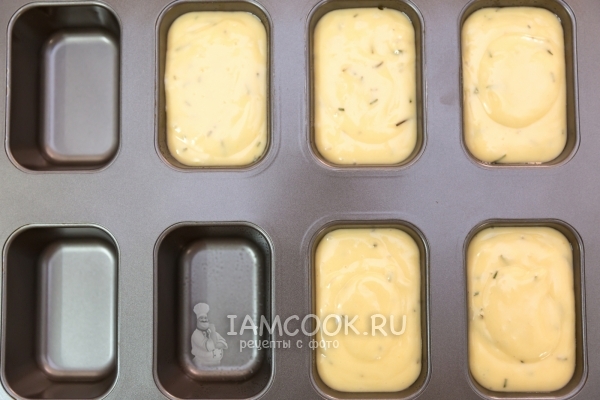 Перелить тесто в форму