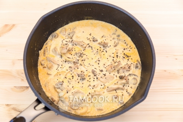 Фото свинины с шампиньонами в сметане на сковороде