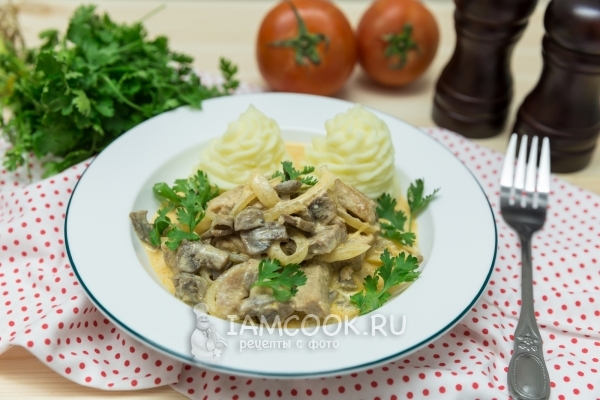 Рецепт свинины с шампиньонами в сметане на сковороде