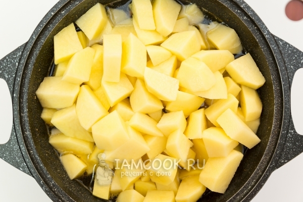 Добавить картофель и воду