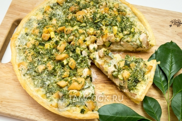 Фото киша с курицей, цукини и луком