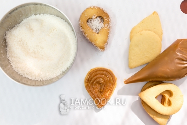 Положить на печенье сгущенку