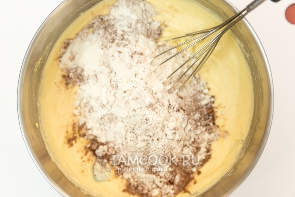 Всыпать муку и какао