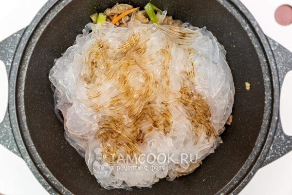 Добавить фунчозу и соевый соус