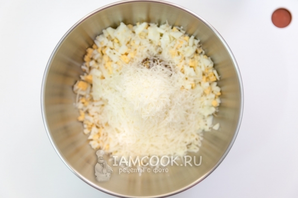 Добавить лук и сыр