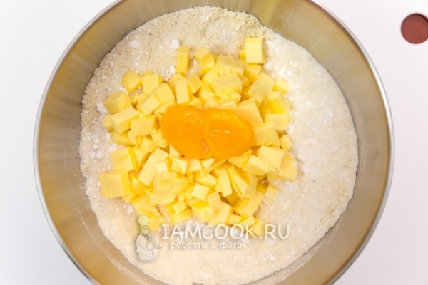 Соединить масло, муку, сахар и желтки