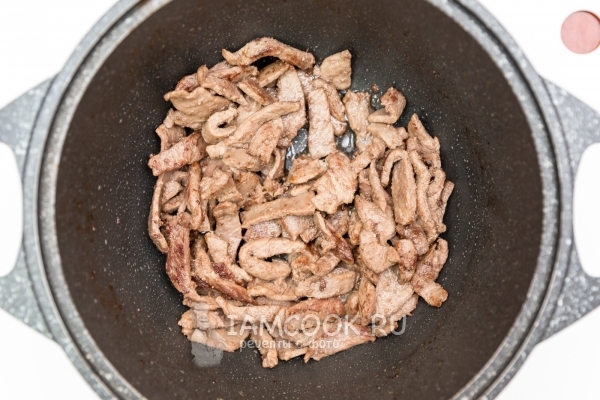 Обжарить мясо