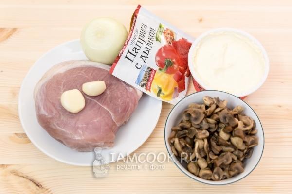 Ингредиенты для свинины с шампиньонами в сметане на сковороде