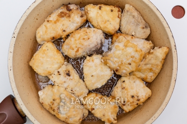 Обжарить кусочки рыбы
