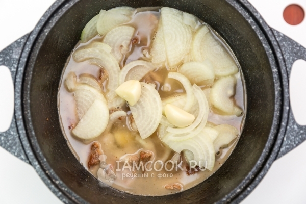 Добавить лук и воду