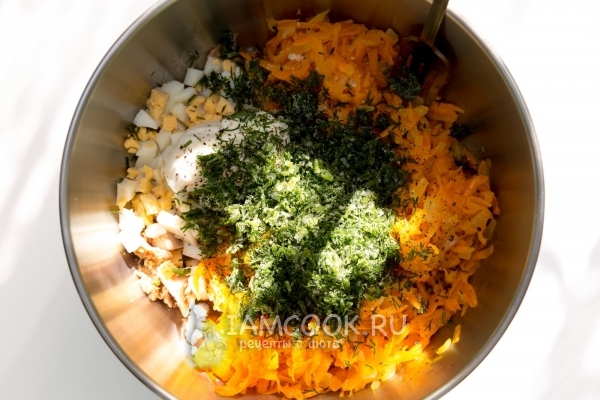 Добавить зажарку с зеленью