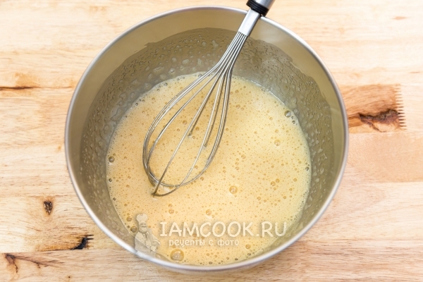 Взбить яйца с сахаром