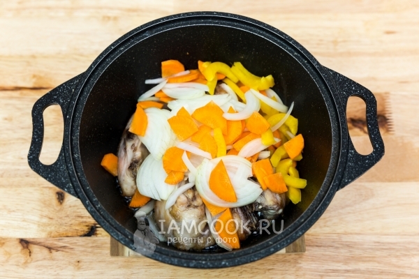 Положить лук и морковь