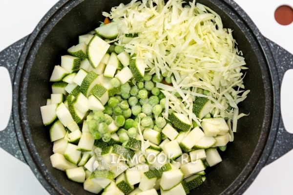 Добавить цукини, капусту и горошек