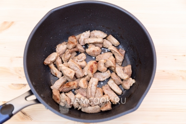 Обжарить мясо