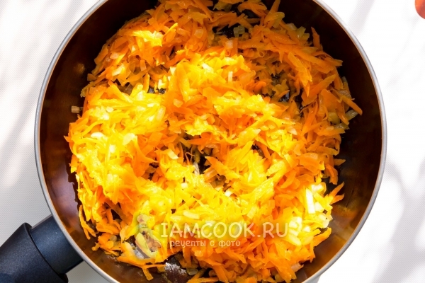 Обжарить морковь с луком