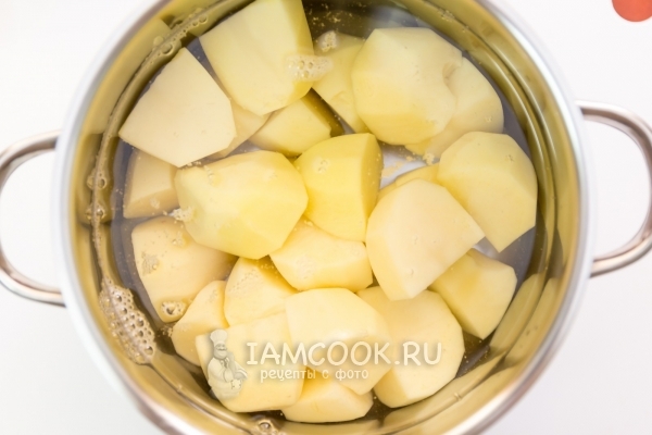 Положить картофель в кастрюлю с водой