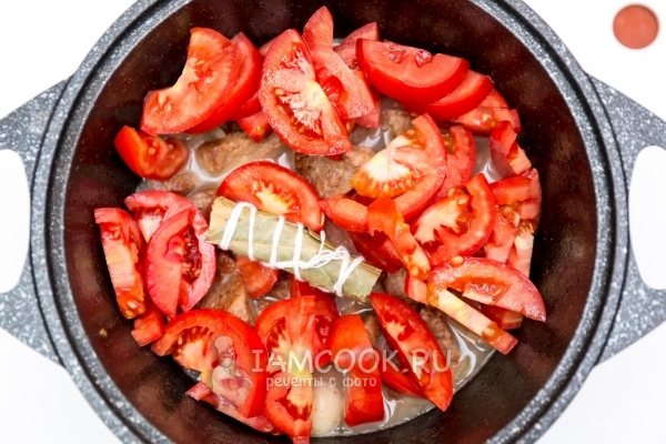 Добавить помидоры и букет гарни