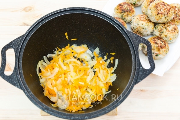 Обжарить лук с морковью