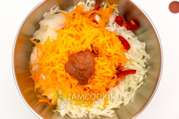 Положить заправку к овощам