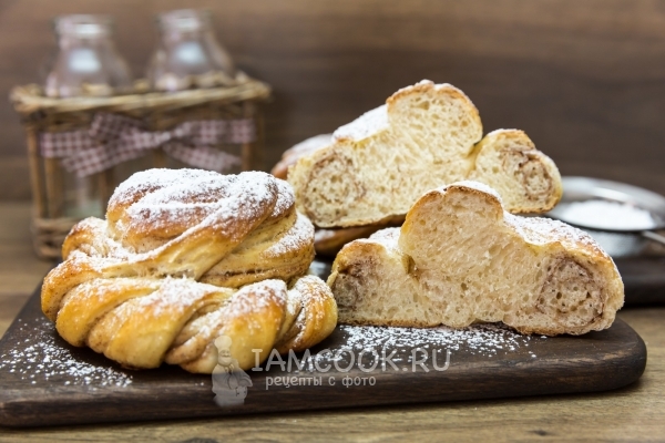 Фото булочек-плетенок с корицей на дрожжевом тесте