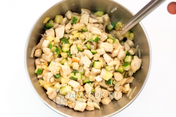 Соединить овощи и мясо